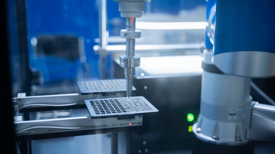 Robotska ruka u automatiziranom proizvodnom procesu