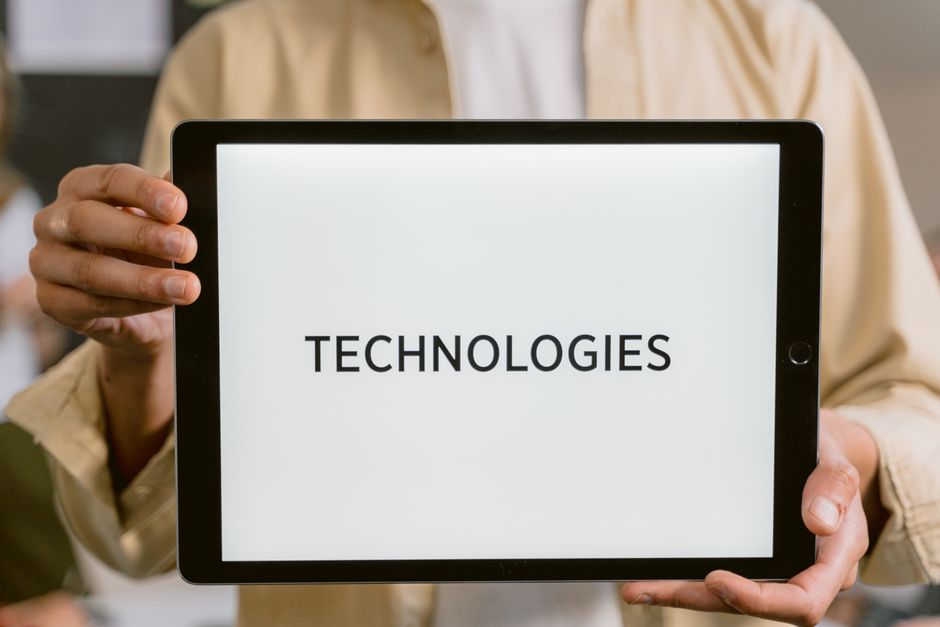 Osoba drži tablet s natpisom Technologies